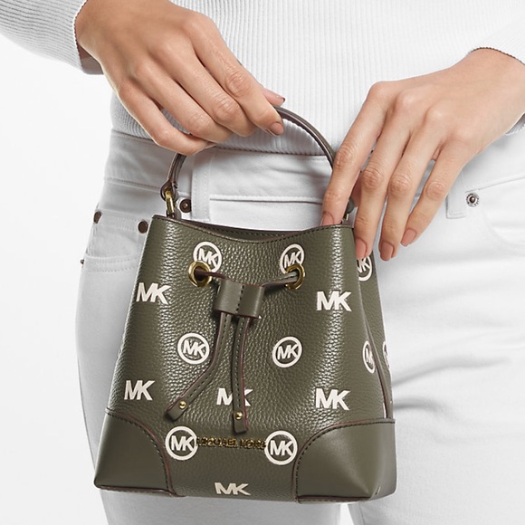 MICHAEL KORS
Mercer Small Logo Embossed Leather Bucket Bag
COLOR OLIVE
NWT - Picture 4 of 4
